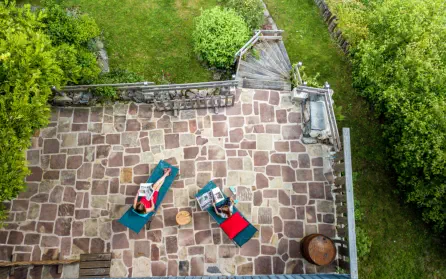grande terrasse exposée sud au gîte de la retorderie