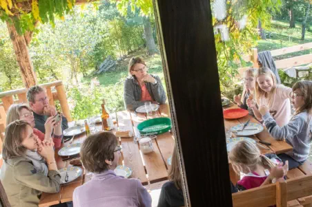 table extérieure sous la pergola gîte de la retorderie