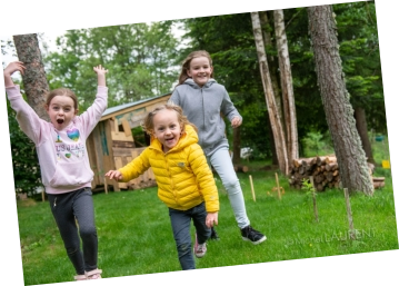 les enfants à fond dans le jardin