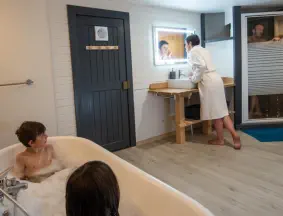 salle de bain avec baignoire ilôt gîte de la retorderie