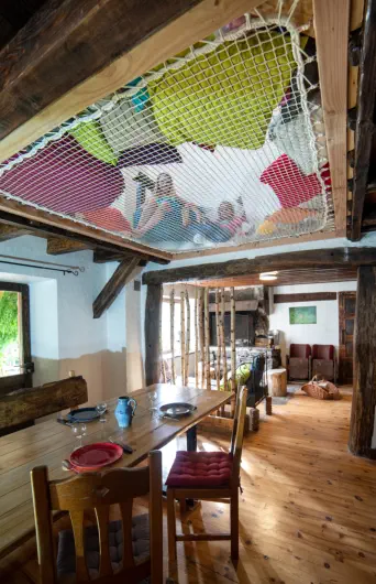 Au-dessus de la salle à manger, filet de catamaran