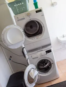 Machine à laver et sèche linge dans la lingerie