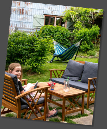 Terrasse exposée plein sud, avec barbecues, transats, et mobilier extérieur